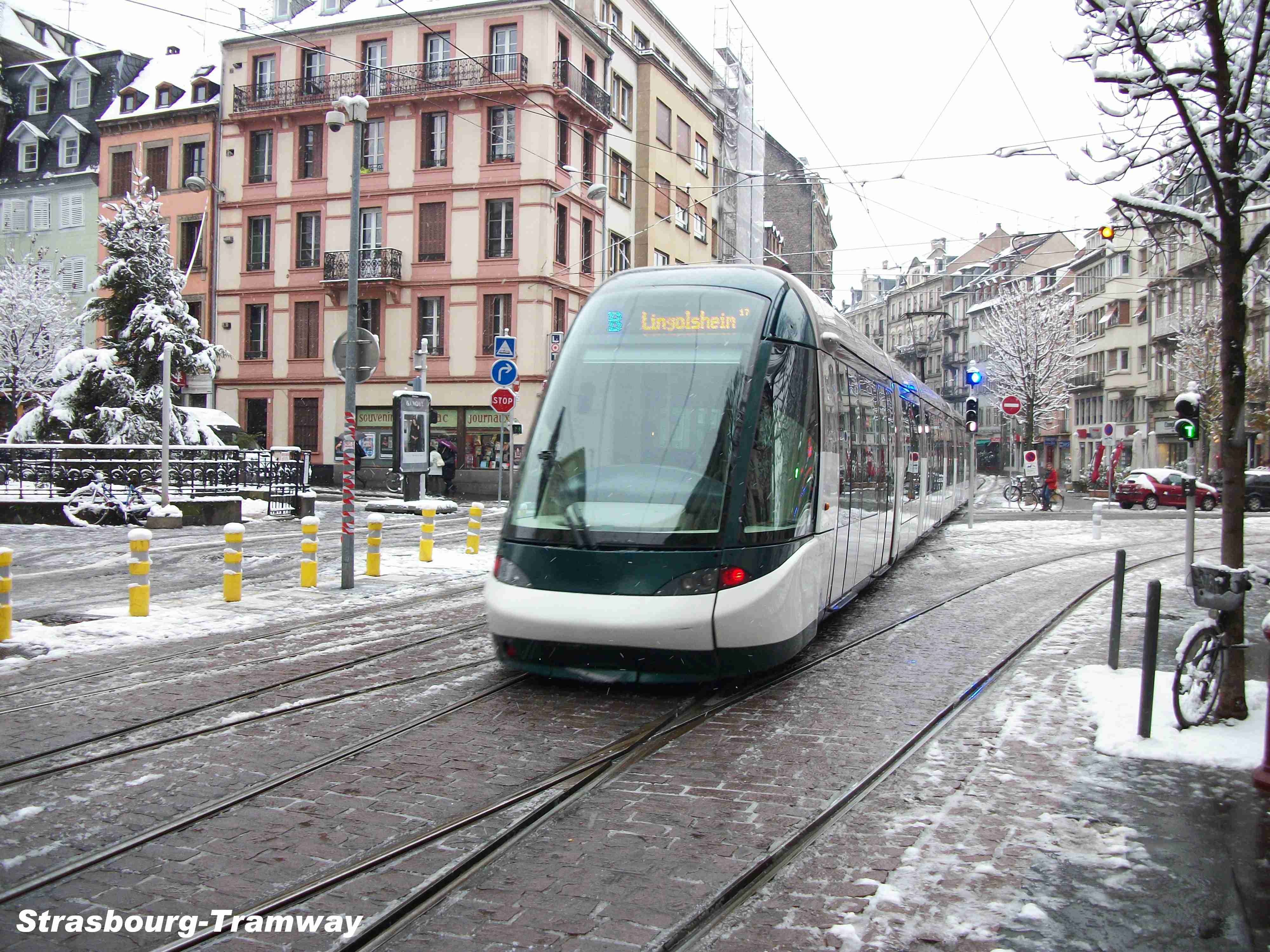 Un Citadis de la ligne B passe la bifurcation.